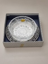 Bleikristallschale mit einem silberfarbenen Untersetzer