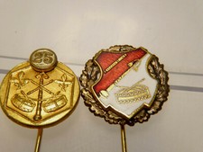 2 x Anstecknadel Fanfarenzug Trommel Flöte Zermonienstab Metall Emaille 5,9 g