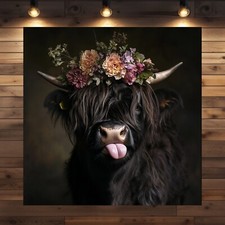 Freches Hochlandrind Luzy – Lustiges Kuh Leinwandbild mit Blumenkranz | Wanddeko
