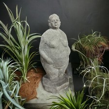 "Dicke Dame stehend" -