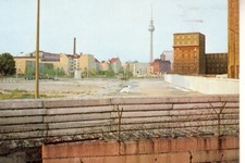 Postkarte :  BERLIN  - Die  Berliner Mauer in KREUZBERG ; Am Spittelmarkt