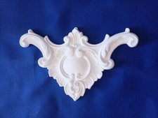 Gips Stuck Ornament "Pokal" in