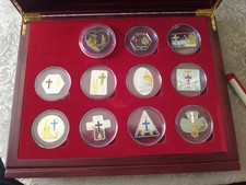 12 Silbermünzen mit Swarowski-Elementen, Polierte Platte in edler Echtholz-Box