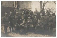 XX1824/ Soldaten mit Pickelhaube und Gewehr Foto Ak 1. Weltkrieg