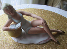 Porzellanfigur Badenixe mit Ball  * Lippelsdorf  GDR (Wagner & Apel) *RAR*