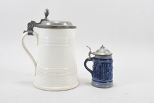 Q15K10- 2x Keramik Krug mit Zinndeckel 1x monogrammiert M.B.