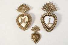 C25U73- 3x Ex Voto Votivgabe in Herzform Perlmutt Intarsie Glas Steine 19.Jh