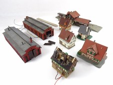 Spur Z 1:220 Häuser-Konvolut mit Bahnhof und 2 Lokschuppen (8 Stück), gebraucht