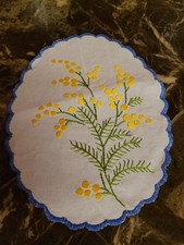 Tischdeckchen,  Mimosenzweig, ca. 21,5x16 cm