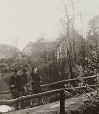 Zwei junge Frauen und ein Mann