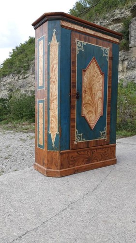 Kleiderschrank bemalter