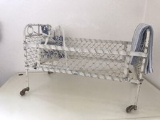 Altes Puppenbett Bett Metallbett fil de fer weiß Vintage Brocante Spielzeug alt