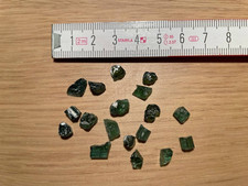 Turmalin: 18 kleine grüne Rohsteine - opak bis durscheinend - zus- ca. 20ct