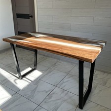 Esstisch aus Harz und Holz -