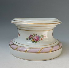 KPM Berlin großes Podest farbig staffierte Blumen um 1835