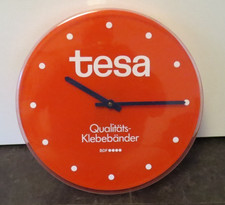 25594/ Vintage Wanduhr tesa Werbung Werbeuhr Reklame Ø 32 cm  Quarzwerk defekt !