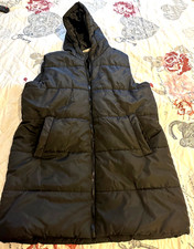Ärmellose schwarze lange Steppjacke/-Weste v. Janina, Gr. 44, gefüttert, Kapuze