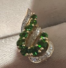 Anhänger Gg 585, 9 mal Peridot, kl. Diamanten, 21 mm x11 mm, 2 Gramm