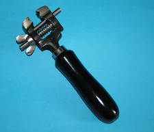 Handschraubstock mit Prismenbacken