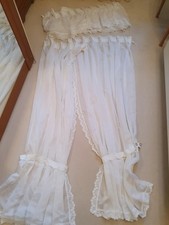 1 Gardine mit den Maßen Breite ca.190 x Höhe 42 cm und 2 Gardinen Schals