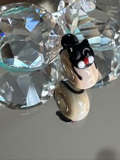 Schwarze Katze auf beigem