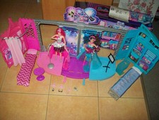 Barbie ROCKSTAR CAMP BÜHNE MIT PUPPEN Erika und Courtney, KOMPLETT