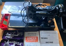 SELTENE SINGER MINIATUR NÄHMASCHINE MIT KNOPFLOCHAUFSATZ, SPULEN & KOFFER