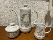 Teekanne Mit Milchkanne Und