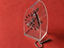 Sehr schöne Tischuhr Handaufzug in transparentem Plexiglas aus den 70´er Jahren