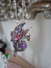 Schön verarbeiteter Drachen Anhänger mit Lila Jade und Farbakzenten