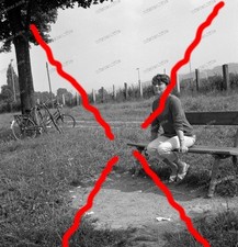 Negativ-Freiburg im Breisgau-Frau-Parkbank-Fahrrad-Pause-Alltag-Szene-5