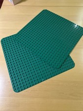Zwei Lego Duplo Grundplatten
