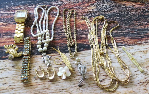 Biete ein modeschmuck konvolut - ein,
