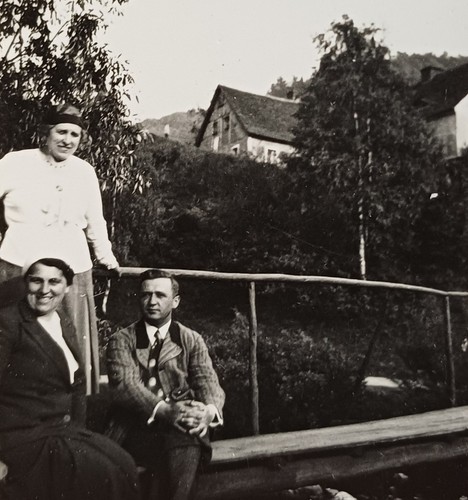 Zwei frauen und mann sitzen - frauen,