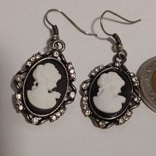 Ohrhänger schwarz weißer Frauenkopf Gemme wunderschön verziert  ca 3  cm