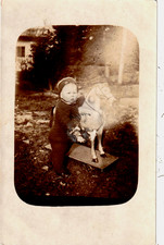 AK  Kinder-Spielzeug - Knabe im Garten mit Holzpferd -  (Unikat)