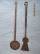 2 antike Küchenhelfer Eisen Handgeschmiedet  Pfannenheber, Sieblöffel signiert