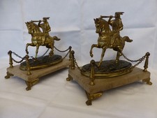 Pferdeskulptur mit Reiter auf Marmorsockel