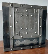 *+ Kleiner antiker Tresor