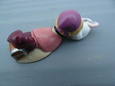 Eine Ü Ei Figur liegende Frau