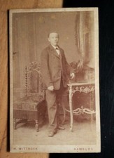 stehender Junge - junger Mann - Stuhl - Kulisse / CDV H. Wittrock Hamburg