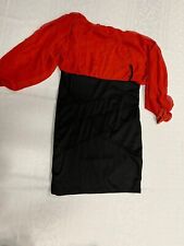 Elegantes schwarz-rotes Kleid mit langen Ärmeln und asymmetrischem Design