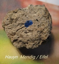 kräftiges blau zeigt dieser Hauyn-Einschluss im Bims von 3 x 3,5 cm Größe Eifel