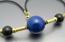 REIF-DESIGN - ELEGANTES LAPIS UND ONYX KUGEL COLLIER - KAUTSCHUK UND 585 GOLD