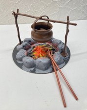 Mattel Big Jim Lagerfeuer mit Zubehör Henkeltopf Brandzeichen Camping VINTAGE