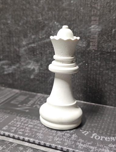 Schachfigur aus beton - -, weiße