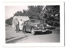 Fotografie Auto, Familie nebst PKW mit Wohnwagen 