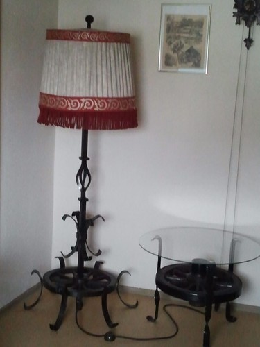 Stehlampe und tisch aus - und,