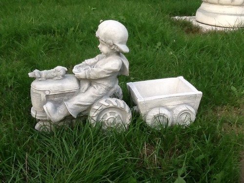 Steinfigur junge mit traktor - junge,