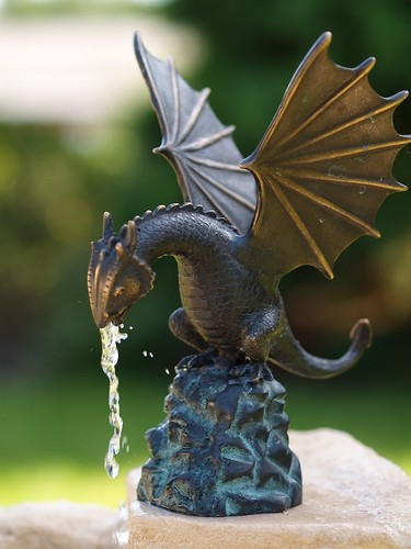 Wasserspeiender drache aus - wasserspeiender,